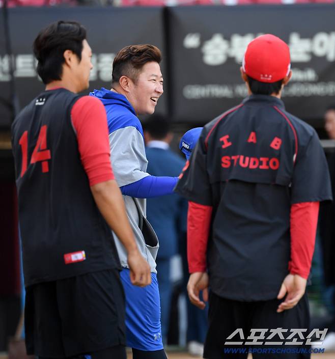 7일 광주 기아챔피언스필드에서 열린 KIA와 삼성의 경기. 삼성 최형우가 KIA 선수들과 인사를 나누고 있다. 광주=박재만 기자 pjm@sportschosun.com/2026.04.07/