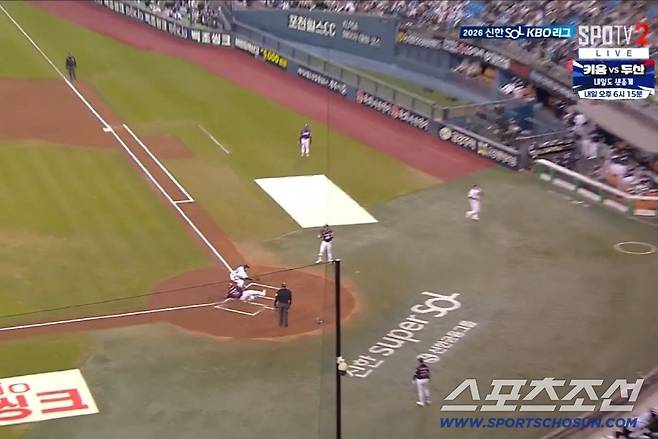 키움 2루주자 이형종이 최승용의 투구가 옆으로 튀었을 때 3루를 돌아 홈까지 달려 득점했다. SPOTV2 중계화면 캡쳐