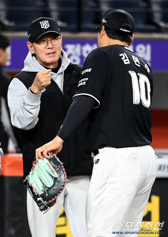 1일 대전한화생명볼파크에서 열린 KT와 한화의 경기. KT가 14대11로 승리하며 개막 4연승을 달렸다. 승리의 기쁨을 나누는 이강철 감독과 KT 선수들의 모습. 대전=허상욱 기자wook@sportschosun.com/2026.04.01/