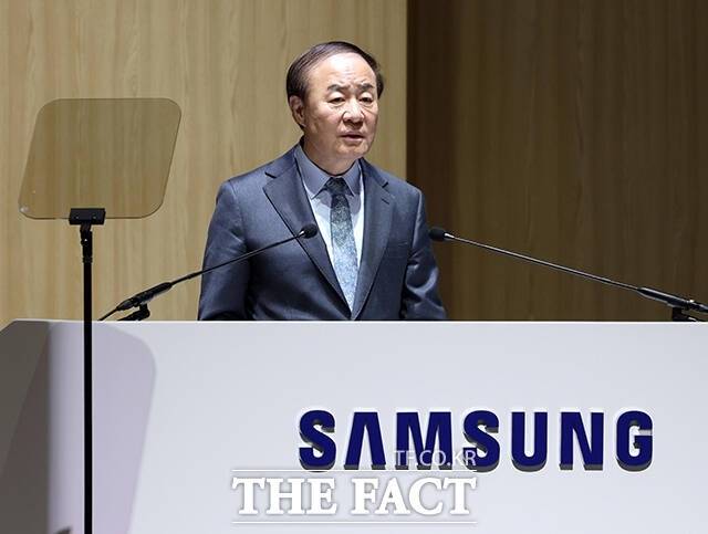 전영현 삼성전자 대표이사 부회장 겸 DS부문장이 지난달 18일 경기 수원 수원컨벤션센터에서 열린 제57기 삼성전자 정기 주주총회에서 인사말을 하고 있다. /임영무 기자