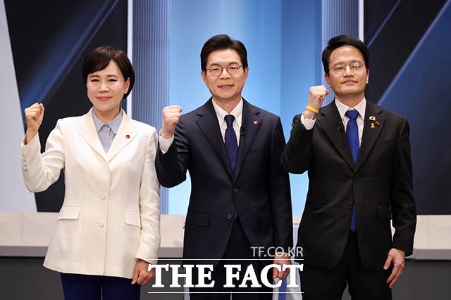 더불어민주당 전현희, 정원오, 박주민 서울시장 예비후보(왼쪽부터)가 지난 3일 오후 서울 여의도 KBS 스튜디오에서 열린 더불어민주당 서울시장 본경선 후보자 2차 합동토론회에서 기념촬영을 하고 있다. /국회사진기자단