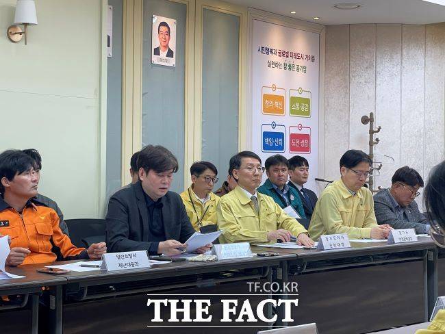 김성중 경기도지사 권한대행이 7일 고양종합운동장에서 관계기관과 함께 BTS 월드투어 안전 대책 회의를 하고 있다. /경기도