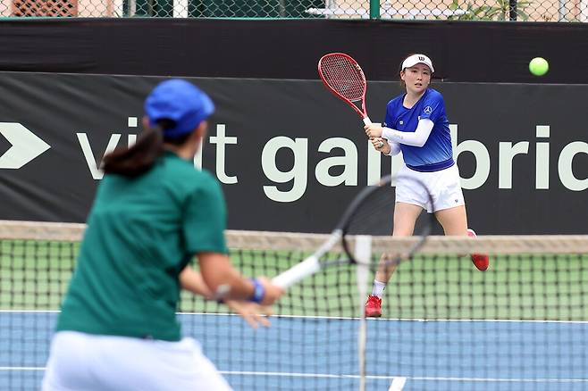 훈련 중인 박소현(뒤)과 이은혜(앞) / 델리테니스협회(DLTA)