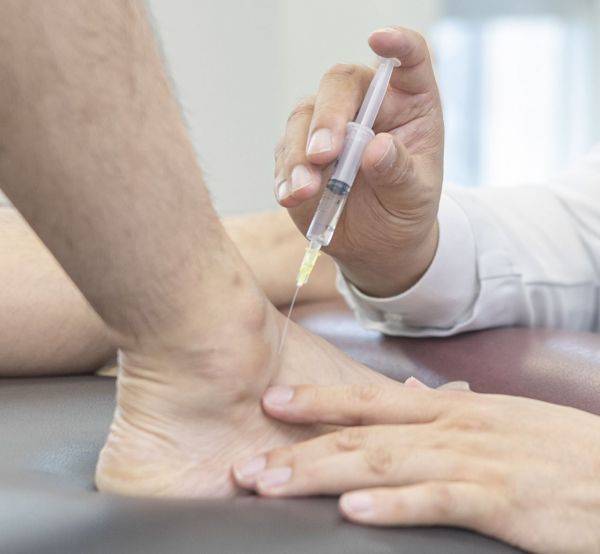 자생한방병원 의료진이 발목 질환 환자에게 약침 치료를 하고 있다. 자생한방병원