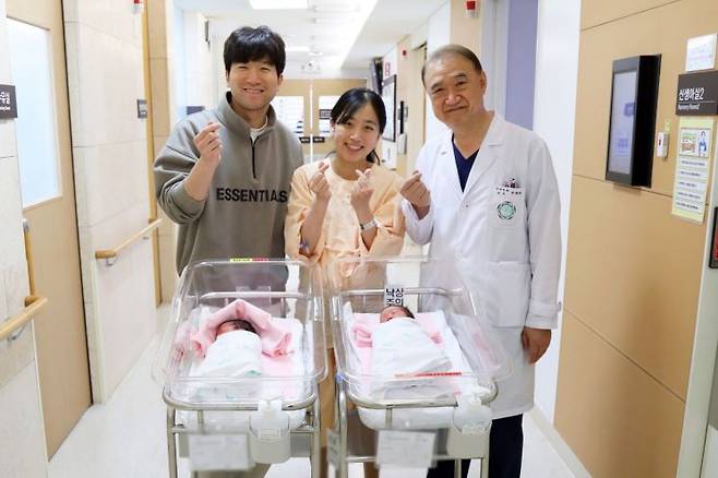 지난달 이대목동병원에서 무사히 출산한 세쌍둥이 산모와 남편, 산부인과 전종관 교수. 이대목동병원