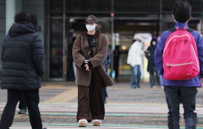 마약 중독에서 회복한 여성 중독자 '도로시(가명)'씨가 6일 오후 경기 시흥시 일대에서 시민들 사이로 걷고 있다. 15년간 약물(필로폰)을 하다 단약한 도로시는 "아이의 엄마가 된 순간부터 약을 끊어야 겠다고 다짐했다"며 "단약을 하고 사람들과 어울리며 일상을 함께하니 행복하다. 중독자들에게 단약이 주는 안정감을 전하고 싶다"고 말했다. /박성원 기자