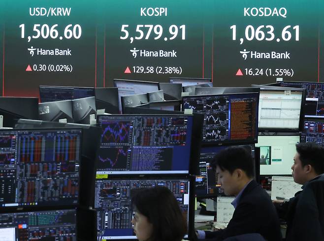 코스피와 코스닥이 동반 상승 출발한 7일 오전 서울 중구 하나은행 딜링룸 현황판에 환율·코스피·코스닥 지수가 표시되고 있다. 2026.4.7 ⓒ 뉴스1 이종수 인턴기자