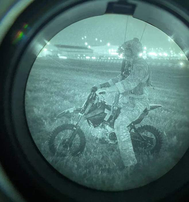 미 공군 특수전술팀(STS)의 전투 통제요원이 2021년 9월  한국의 캠프 험프리에서 진행된 야간 훈련에서 신속한 이동을 위해 오토바이를 타고 목표 지점으로 가기 전 대기하는 모습./미 공군