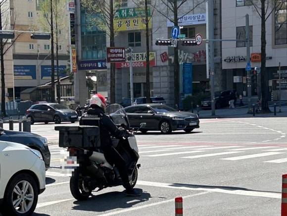 7일 대전 유성구의 한 사거리에서 배달 노동자가 신호 대기 중이다. 안민기 기자