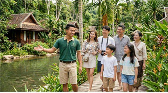 자부심을 갖고 외국인들을 안내하는 라오스 청년 ⓒAI 제작