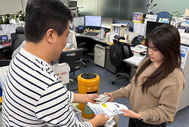 도봉구민이 폐보조배터리 등을 종량제봉투로 교환 받고 있다. 도봉구 제공