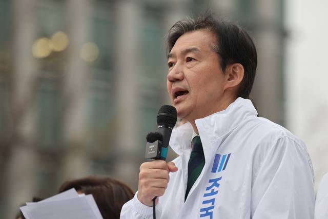 조국혁신당 조국 대표가 6일 서울 종로구 광화문광장에서 열린 최고위원회의에서 발언하고 있다. [연합뉴스]