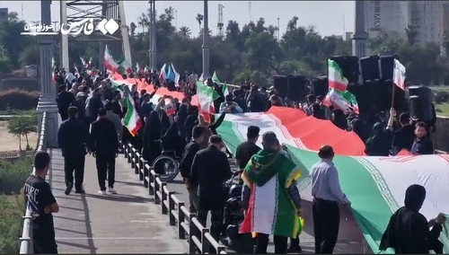 이란 서남부 후제스탄 아흐바즈의 교량에 모인 시민들. [파르스 통신 캡처]