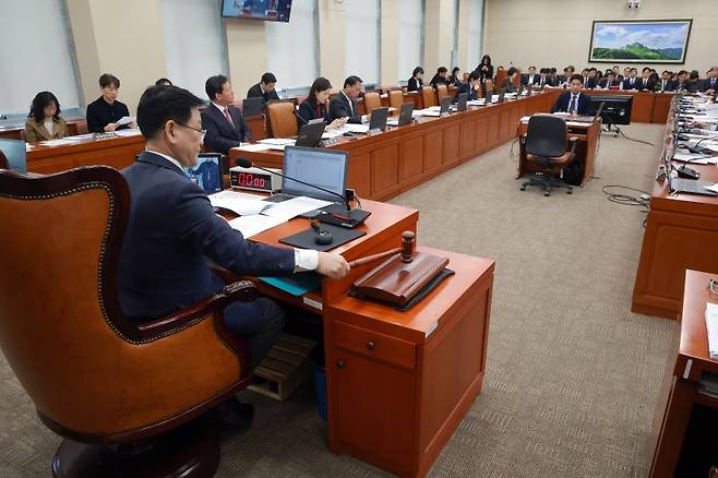 7일 국회에서 열린 기후에너지환경노동위원회 전체회의에서 위원장인 더불어민주당 김정호 의원이 법안을 상정하고 있다. /사진=연합뉴스