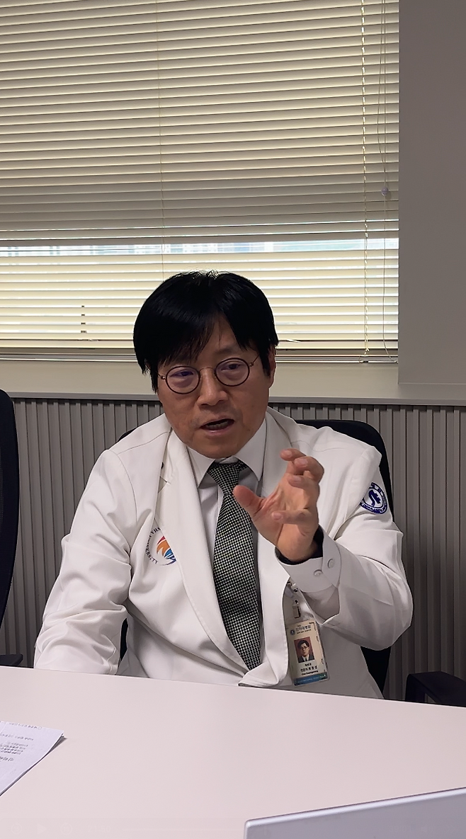 최광성 교수가 진행한 ‘여성형 탈모증 환자의 삶의 질 및 심리사회적 영향에 대한 연구’는 여성형 탈모 환자에게서 나타나는 삶의 질 저하를 중심으로 한다. 최 교수는 해당 연구가 단순히 탈모를 치료하는 것에서 넘어서서 탈모 치료의 '질'을 높이는 데에 도움이 되길 바란다고 전했다. [탈모 전문가 100인을 만나다]