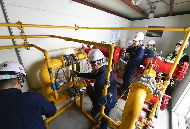 한국가스안전공사의 가스안전전문가들과 한국공항공사 내부시설 전문가로 구성된 합동점검반이 지난해 9월 김포공항 가스공급시설에 대한 특별점검을 실시하고 있다. 한국공항공사 제공