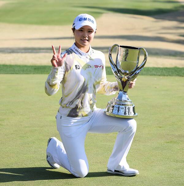 한국여자프로골프(KLPGA) 투어 2026시즌 '국내 개막전'인 신설 대회 더 시에나 오픈 우승을 차지한 고지원 프로가 순금 10돈이 포함된 우승 트로피를 들고 기념 촬영하는 모습니다. 사진제공=KLPGA (사진을 무단으로 사용하지 마십시오.)