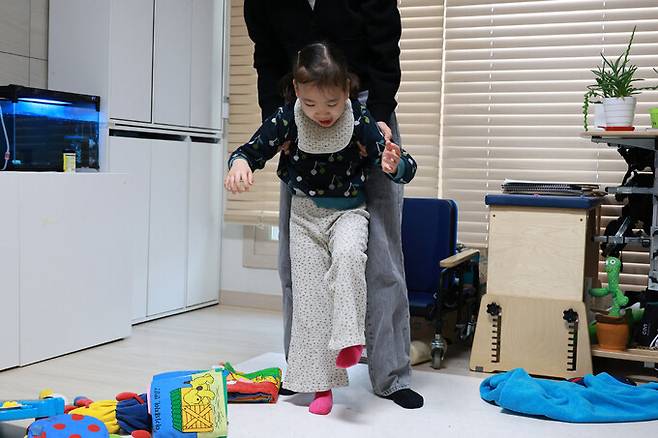 엠마뉴엘 증후군과 뇌병변장애를 겪고 있는 미지(9)양이 지난달 27일 서울 은평구 집에서 엄마와 걷기운동을 하고 있다. 정용일 선임기자 yongil@hani.co.kr