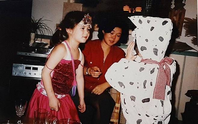 마릿 킴씨가 5살 때 어머니(가운데)가 만들어준 옷을 입고 여동생(오른쪽)과 함께 한 모습. 마릿 킴 제공