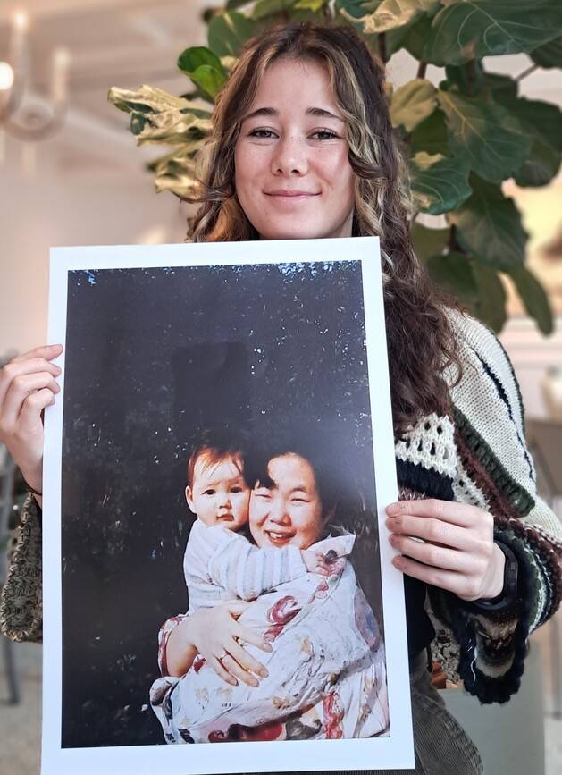 마릿 킴씨가 지난달 30일 서울 중구의 한 카페에서 한겨레와 만나 어머니 생전에 함께 찍은 사진을 들어보이며 포즈를 취하고 있다. 고경태 기자