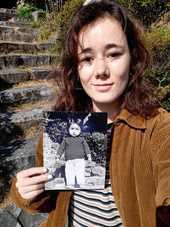 마릿 킴씨가 어머니의 생일날인 2024년 2월16일, 어머니가 있었던 광주의 보육원을 방문해 옛 어머니의 사진 속에 등장하는 계단을 배경으로 사진을 찍고 있다. 마릿 킴 제공