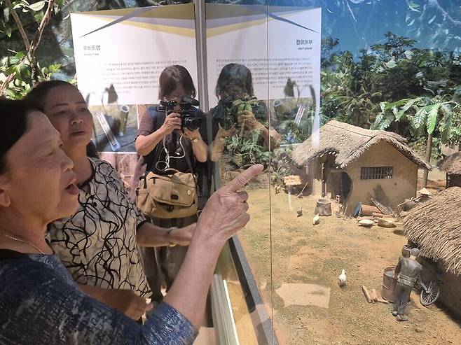 지난해 6월22일 서울 용산구 전쟁기념관 해외파병실을 방문한 베트남 하미마을의 응우옌티탄(69·맨 앞)과 퐁니마을의 응우옌티탄(66·앞에서 둘째)이 미니어처로 복원한 전쟁 당시 가옥을 살펴보며 말하고 있다. 신다은 기자