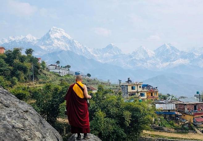 네팔 히말라야의 티베트불교 고대사원들을 순례 중인 용수 스님. 세첸코리아 제공
