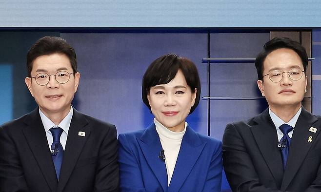 지난달 20일 서울 마포구 제이티비시(JTBC)에서 열린 더불어민주당 서울시장 예비경선 합동토론회에서 기념촬영을 한 예비후보들. 왼쪽부터 정원오 전 성동구청장, 전현희 의원, 박주민 의원. 국회사진기자단