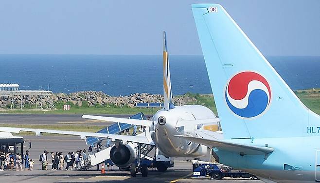 제주국제공항에서 승객들이 비행기에 타는 모습. 연합뉴스
