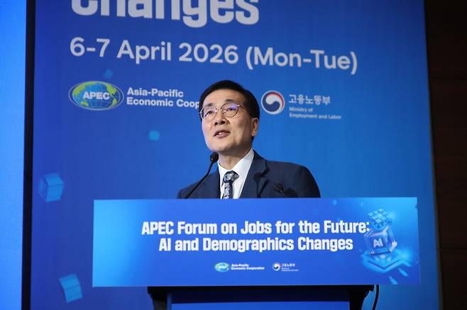 6일 서울 여의도 콘래드 호텔에서 고용노동부 주최로 열린 ‘APEC 미래일자리 포럼’에서 이덕만 포스코 지능화연구센터장이 발표를 하고 있다. 고용노동부 제공