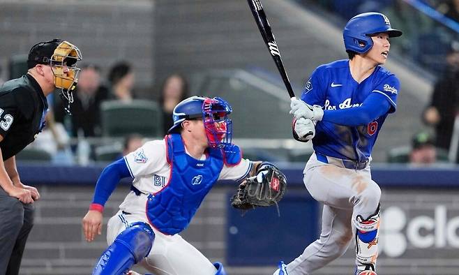 로스앤젤레스 다저스의 김혜성(오른쪽)이 7일(한국시각) 캐나다 온타리오주 토론토의 로저스 센터에서 열린 2026 메이저리그 토론토 블루제이스와 방문 경기에서 7회초 내야 안타를 치고 있다. 토론토/AFP 연합뉴스