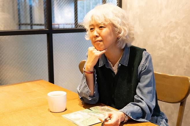 홍주현 감독은 다큐멘터리영화 ‘빨간 나라를 보았니’를 준비하며 홍영아에서 홍주현으로 개명까지 했다. 다른 사람들과 함께 작업하며 보조를 맞춰야 하는 게 영화인데, 이전 이름이 그에 맞지 않는다고 해서 바꾸었다고 한다. 사려니픽쳐스 제공