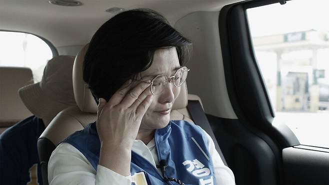 명함도 받아주지 않는 경북도민들의 거듭된 외면에 영화 ‘빨간 나라를 보았니’ 속 후보들과 선거운동원들은 장면마다 눈물 바람이다. 트리플픽쳐스 제공