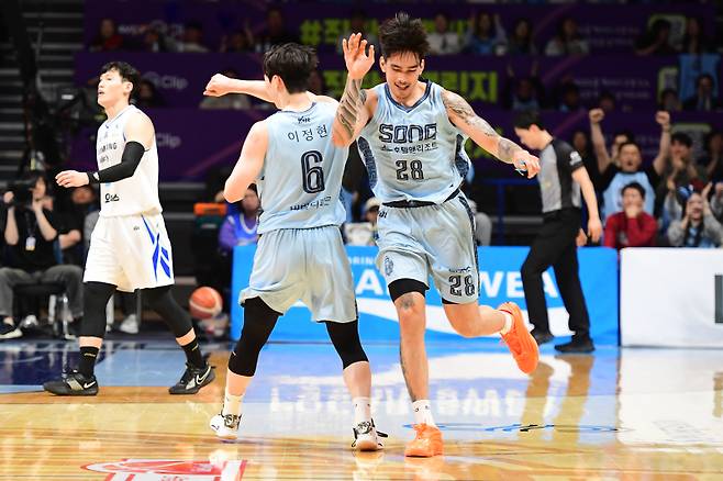 고양 소노 이정현과 켐바오. 사진=KBL