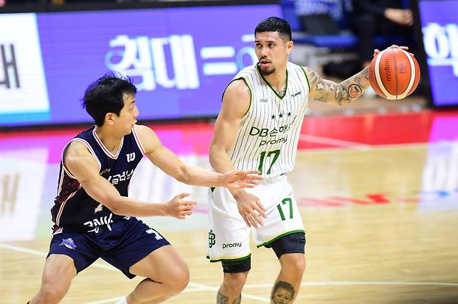 2025~26 프로농구 어시스트 부문 1,2위를 다투는 허훈(왼쪽)과 이선 알바노. 두 선수의 타이틀 향방은 8일 열리는 최종전에서 가려진다. KBL 제공