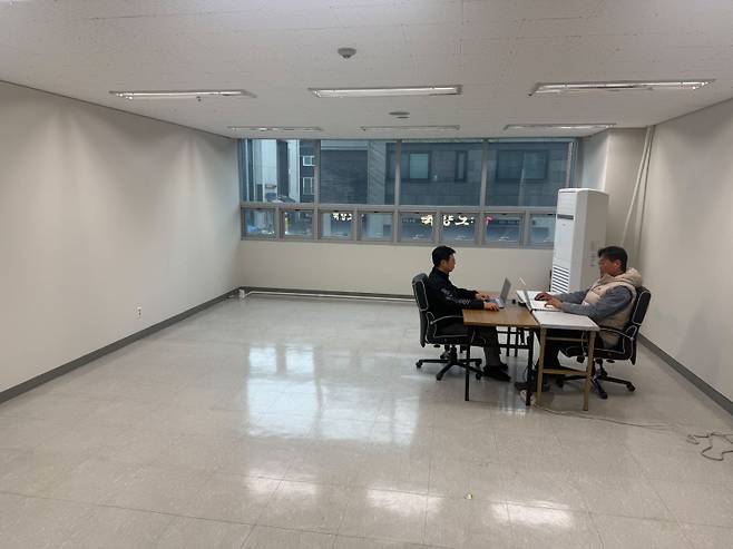 KPGA빌딩 2층 공실 내 격리배치 된 모습. 사진=KPGA노조