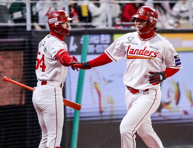 SSG의 핵심 타자인 최지훈(왼쪽)과 최정. SSG 제공