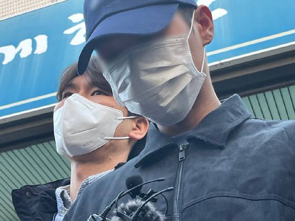 지난 2일 대구 북부경찰서에서 장모를 때려 숨지게 한 뒤 캐리어에 시신을 담아 유기한 혐의로 긴급체포된 20대 사위가 법원 영장실질심사를 받기 위해 이동하고 있다. [사진=연합뉴스]