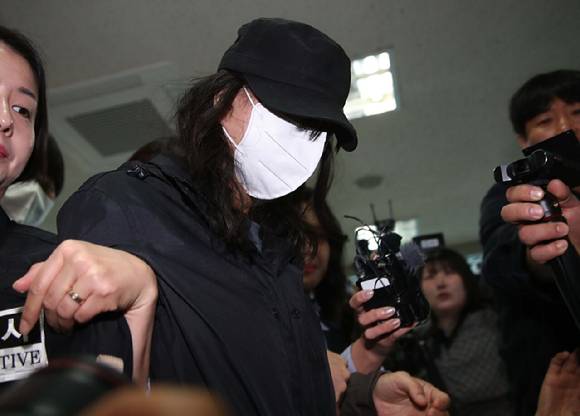 50대 모친의 시신을 캐리어에 담아 유기한 혐의로 긴급 체포된 20대 딸이 지난 2일 대구지법에 도착해 영장실질심사를 받으려 이동하고 있다. [사진=연합뉴스]