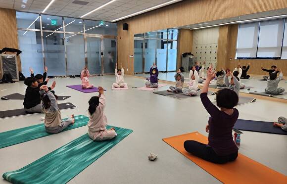 완도군 노화읍 다어울림 문화센터 에서 아이들이 키즈 요가를 하고 있다 [사진=완도군청]