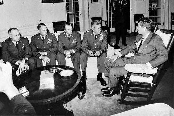 1962년 10월 쿠바 미사일 위기 대응을 위해 존 F 케네디 미국 대통령(오른쪽)이 커티스 르메이 공군참모총장(오른쪽 둘째) 등 군 지휘부와 회의하고 있다. [사진 CIA]