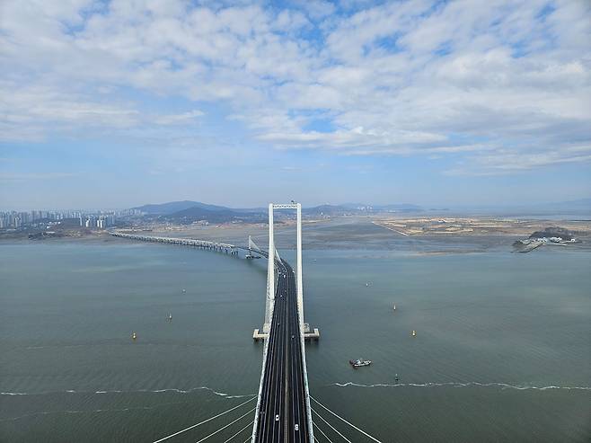 청라하늘대교 주탑 전망대에서 바라본 영종국제도시. 변민철 기자
