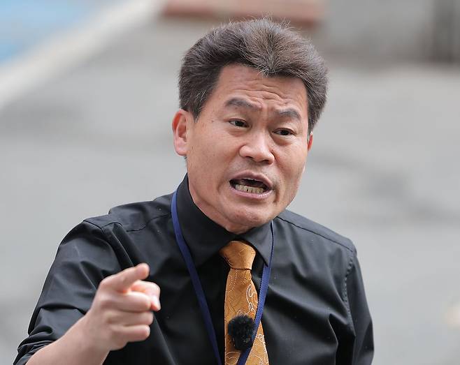 이준석 개혁신당 대표가 고발한 '부정선거 주장' 관련 혐의를 받는 한국사 강사 출신 유튜버 전한길씨가 지난 2월27일 서울 동작구 서울경찰청 형사기동대에 피의자 신분으로 조사를 받기 위해 출석하며 입장을 밝히고 있다. 연합뉴스