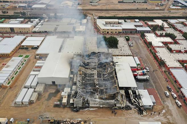지난 4일 이란의 드론 공격으로 추정되는 폭격을 받은 이라크 바스라 서부 석유 저장 시설. 로이터=연합뉴스