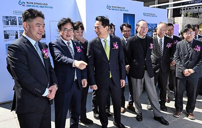 이호재 한국사진기자협회장과 우원식 국회의장, 이준석 개혁신당 대표, 오세훈 서울시장, 이규연 청와대 홍보수석 등 내빈들이 전시를 관람하고 있다. 사진공동취재단