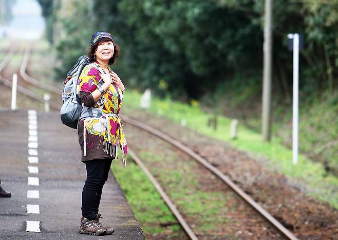 제주올레는 일본과 몽골에도 수출됐다. 규슈올레 기차역에 선 서명숙 제주올레 이사장. 손민호 기자
