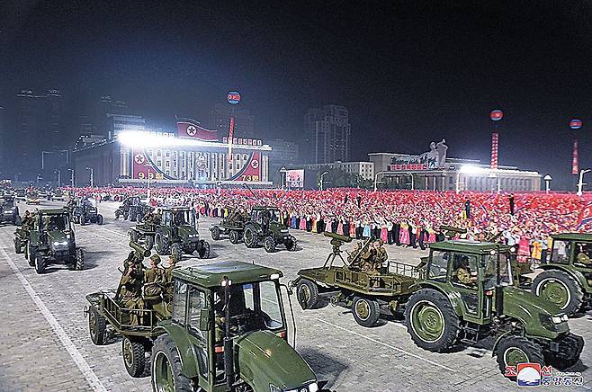2021년 북한 열병식에서 농기계인 트랙터도 122㎜ 방사포와 불새 대전차미사일 등을 싣고 행진하는 모습. 조선중앙통신 홈페이지 캡처=연합뉴스