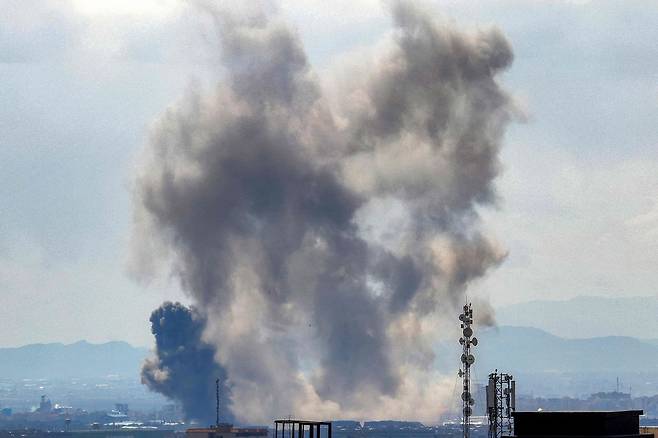 현지시간 7일 이람의 수도 테헤란에서 이스라엘과 미군의 공습에 따른 검은 연기가 피어오르고 있다. AFP=연합뉴스