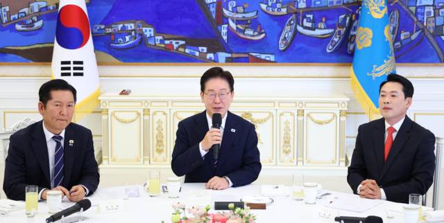 ▲ 이재명 대통령이 7일 청와대에서 열린 여야정 민생경제 협의체 회담에서 발언하고 있다. 왼쪽부터 더불어민주당 정청래 대표, 이 대통령, 국민의힘 장동혁 대표. 연합뉴스