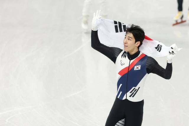 ▲  이탈리아 밀라노 아이스스케이팅 아레나에서 열린 2026 밀라노-코르티나담페초 동계올림픽 쇼트트랙 남자 1500m 결승에서 은메달을 따낸 황대헌이 태극기를 두르고 세리머니를 하고 있다. 연합뉴스